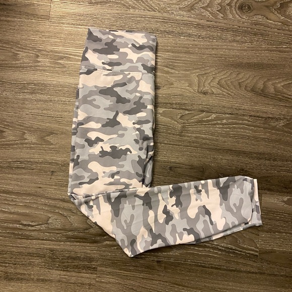Fabletics Powerhold athletic leggings - size medium, camouflage print - Picture 2 of 4